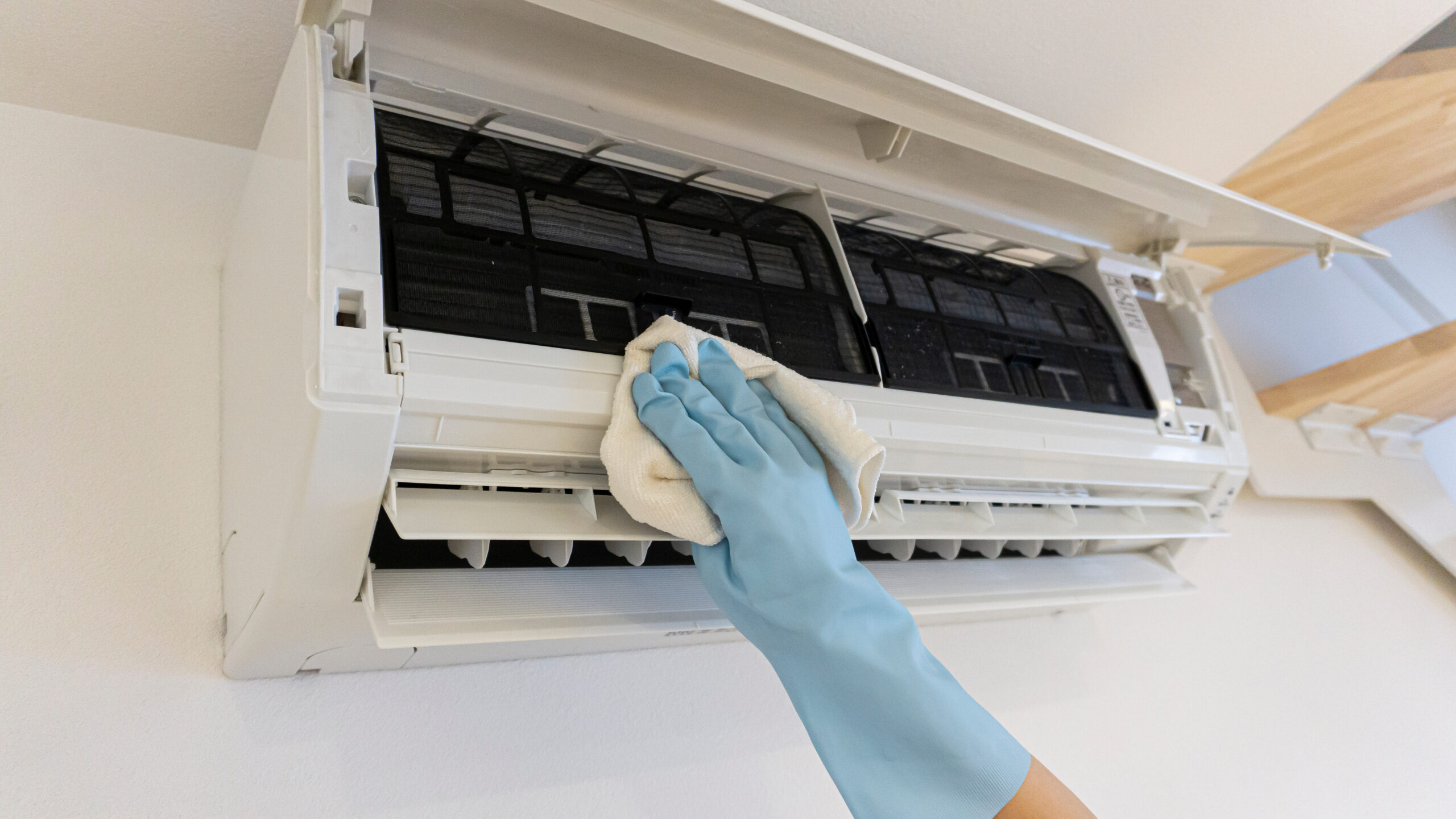 エアコンのカビ臭は危険信号？<br>クリーニングが必要な理由とタイミング